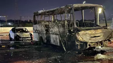 Bayrampaşa'da İSPARK'ta Yangın: Servis Aracı ve Otomobil Kullanılamaz Hale Geldi