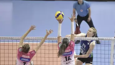 Nilüfer Belediyespor, Yunanistan'ın ASP Thetis Voula takımını 3-0 yendi