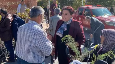 Kırşehir'de Cacabey Meydanı'nda vatandaşlara fidan dağıtıldı