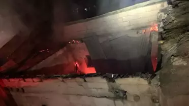 Van'ın Özalp ilçesinde çıkan yangında ahır, tandır evi ve garaj yandı