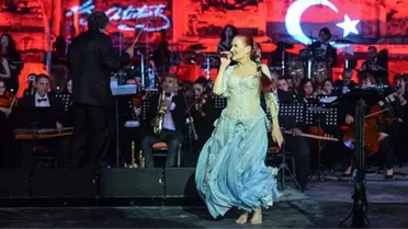 Candan Erçetin, İSP Senfoni Orkestrası ile muhteşem bir konser verdi