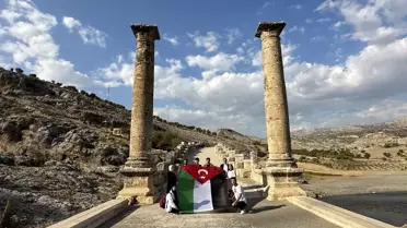Adıyaman'da Gençler Filistin Bayrağı Astı