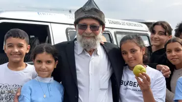 Elmacı Dede, depremzedelere elma dağıttı