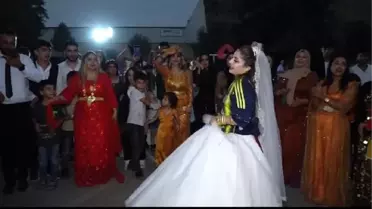 Gelinlik Üzerine Fenerbahçe Forması Giyen Çiftten Büyük Mutluluk