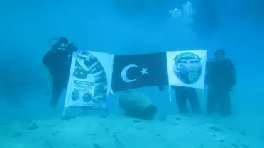 Sivas'ta Dalgıçlar Türk Bayrağı Açarak Cumhuriyet'in 100. Yılını Kutladı