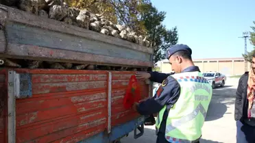 Muş'ta traktör römorklarına reflektör takıldı