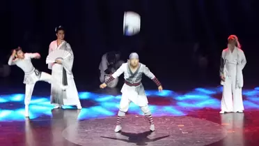 Çin Wuqiao Uluslararası Sirk Festivali'nde Akrobatların Performansı