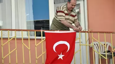 Türkiye'nin Bayrak Asan Dayı'sı olarak bilinen adam bu defa Cumhuriyet'in 100. yılı için evinin balkonuna bayrak astı