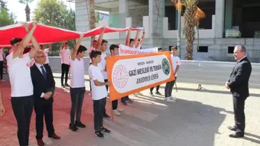 Anamur Gazi Mesleki ve Teknik Anadolu Lisesi Öğrencileri Türk Bayrağını Kaymakam'a Sundu