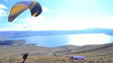 2241 metre rakımlı Balık Gölü manzarası eşliğinde dev Türk bayrağı ile uçtu