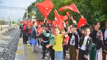Balıkesir'deki öğrenciler Cumhuriyet'in 100. yıl dönümünde trenle seyahat edip kitap okudu