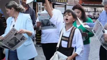 Çift Geyik Karaca, Cumhuriyet'in 100. Yılına Özel Gazete Dağıttı