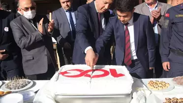 Çorum'un Oğuzlar ilçesinde öğrenciler 100. yıl pastası kesti
