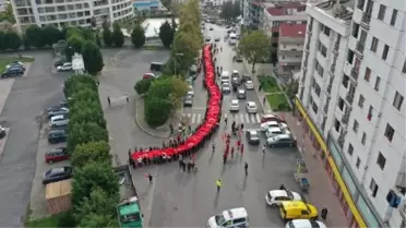 Tuzla'da 29 Ekim Cumhuriyet Bayramı kutlamalarında dev Türk bayrağı taşındı