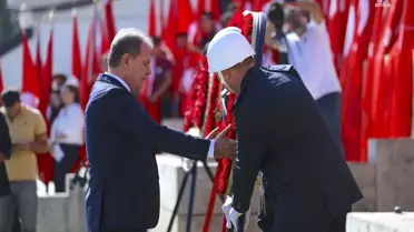 Mersin Büyükşehir Belediye Başkanı Vahap Seçer, Atatürk Anıtı'na çelenk sundu