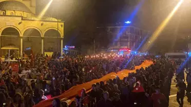 On binlerce kişi Cumhuriyet Bayramı'nı fener alayı ile kutladı