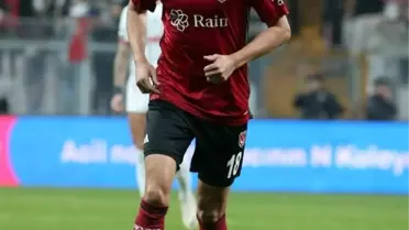 Beşiktaş'ın Rachid Ghezzal'ı sakatlık sonrası oyuna devam edemedi
