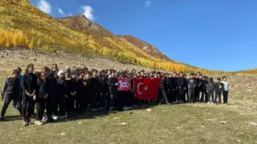Bitlis'teki öğrenciler Nemrut Dağı'nda Gençlik Marşı'nı seslendirdi