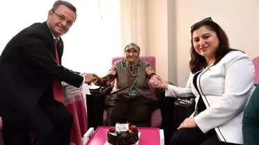 Manisa Valisi Enver Ünlü ve Eşi Sema Ünlü, Ayşe Kocaman'ın 100. yaşını kutladı