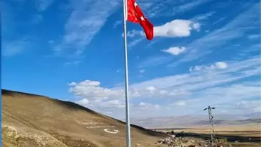Çıldır Belediyesi Viyadüğe Dev Türk Bayrağı Astı