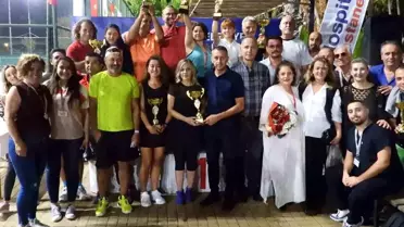 Kepez Belediyesi Spor Kulübü'nün düzenlediği tenis turnuvasında dereceye girenler ödüllerini aldı