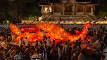 Laos'un Luang Prabang Kentinde Yüzen Işık Tekneleri Festivali Düzenlendi