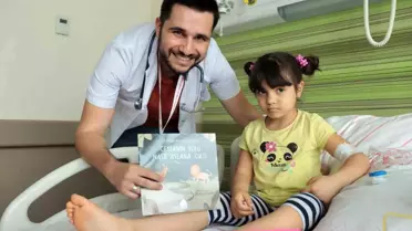 Çocuk doktoru yazdığı hikaye kitabını servis servis gezerek çocuklara okuyor
