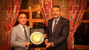 Hakkari Gençlik ve Sportif Faaliyetler Kulübü Başkanı Vali Çelik'e plaket takdim etti
