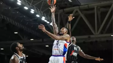 Anadolu Efes, Virtus Bologna'ya 93-81 mağlup oldu