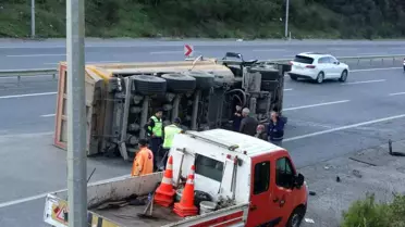 Çekmeköy'de Hafriyat Kamyonu Devrildi: 2 Kişi Yaralandı