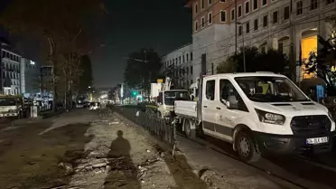 Fatih'te bir iş makinesi tramvay hattının tellerini kopardı
