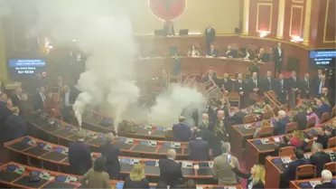Arnavutluk'ta muhalefet milletvekilleri parlamento oturumu esnasında sis bombası attı