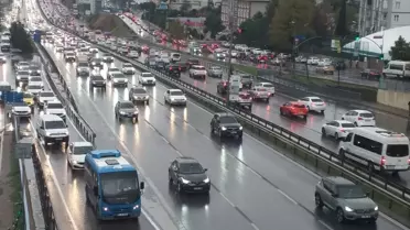 İstanbul'da yağmurun da etkisiyle trafik yoğunluğu yüzde 80'e çıktı