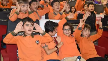 Şırnak'ta Gezen Sinema Tırı Çocuklara Eğlenceli Anlar Yaşattı