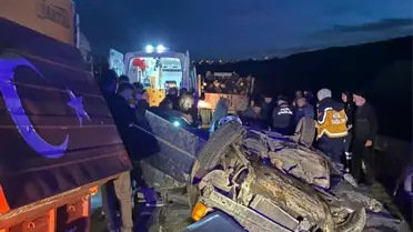 Çerkeş'te traktör römorkuna çarpan otomobilde 2 kişi ağır yaralandı