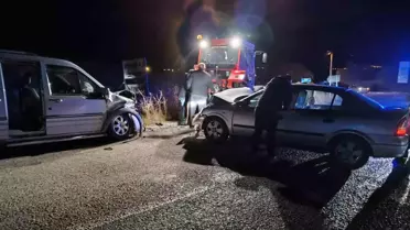 Afyonkarahisar'da hafif ticari araçla otomobilin çarpıştığı kazada 2 kişi yaralandı