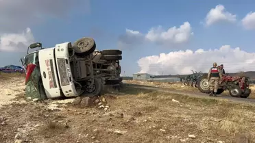 Kilis'te kum yüklü kamyon devrildi, 1 kişi yaralandı