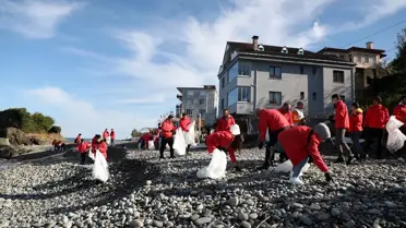 Rize'de kıyı temizliğinde 200 kilo atık toplandı