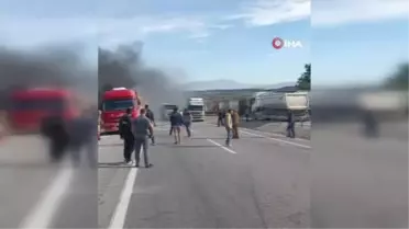 Karayolunda alev alev yanan kamyonu sürücüler söndürmeye çalıştı