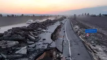 Hatay'da deprem sonrası kırılan yolun yenilenme çalışmaları devam ediyor