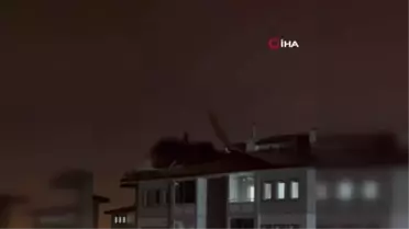 Şiddetli rüzgar binanın çatısını yerinden söktü