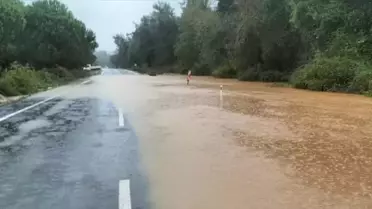 Bursa'da sağanak yağış ve fırtına nedeniyle deniz taştı
