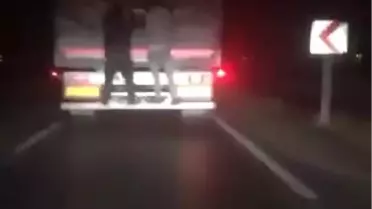 Nevşehir'de Tırın Dorsesine Tutunarak Yolculuk Yapan Şahıslar Görüntülendi