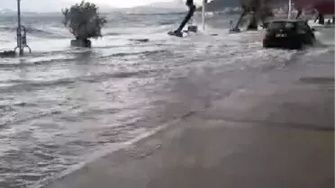 Gemlik'te deniz taştı, karayla birleşti