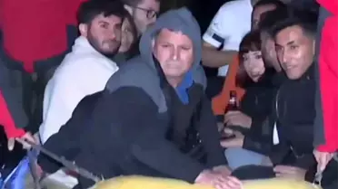 İzmir'de fırtına nedeniyle mahsur kalanlar lastik botla kurtarıldı