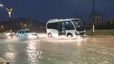 Kadirli'de Sağanak Yağış Sonucu Su Birikintileri Oluştu