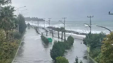 Giresun'da fırtına sonucu yükselen dalgalar caddelere zarar verdi
