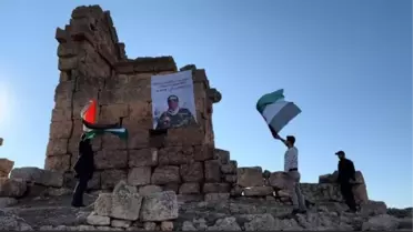 Zerzevan Kalesi'ne Hamas Sözcüsü Ebu Ubeyde'nin Posterini Astılar