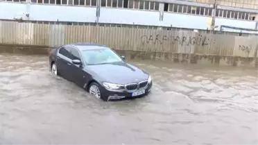 SARIYER'DE YAĞIŞIN ARDINDAN CADDEYİ SU BASTI, ARAÇ MAHSUR KALDI-1