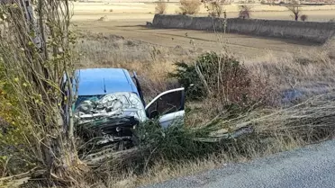 Afyonkarahisar'da hafif ticari araç şarampole devrildi, 5 kişi yaralandı